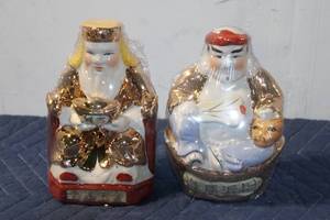lot 899 image: Set of 2 Ceramic Asian-Inspired Figurines with Gold Detailing