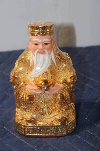lot 907 image: Vintage Gold Resin Chinese Wealth Figurine
