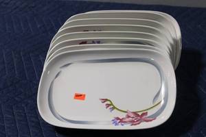 lot 933 image: Set of 8 Floral Design Porcelain Serving Plates