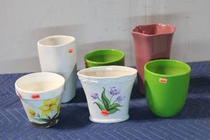 lot 937 image: Set of 6 Decorative Ceramic Vases