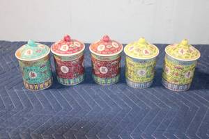 lot 976 image: Set of 5 Chinese Porcelain Mugs with Lids in Assorted Colors