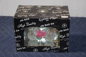 lot 977 image: Glass Swan Crystal Pen Holder Set