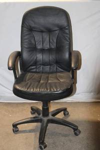 lot 985 image: Black Leather Office Chair with Adjustable Seat Height