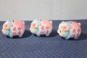 lot 1008 image: Set of 3 Hand-Painted Ceramic Piggy Banks with Floral Design