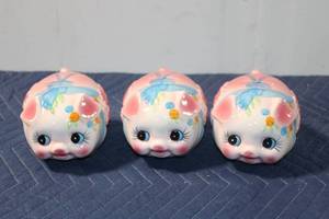 lot 1009 image: Set of 3 Cute Piggy Bank with Floral and Bow Design