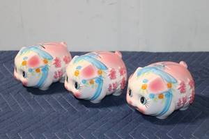 lot 1011 image: Set of 3 Ceramic Piggy Banks with Floral Design