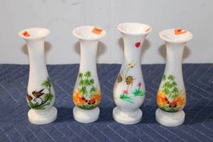 lot 1016 image: Set of 4 Decorative Floral Patterned Vases