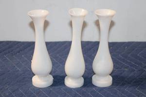 lot 1018 image: Set of 3 White Alabaster Vases