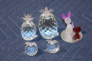 lot 1091 image: Collection of Crystal Pineapple Figurines and Glass Animal Decor