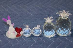 lot 1093 image: Crystal Collectible Set Pineapples, Apples, and Rabbit with Heart