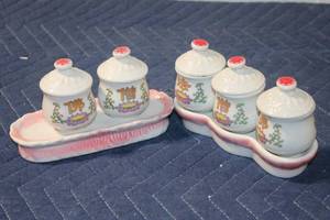 lot 1147 image: Set of 5 Porcelain Spice Jars with Floral Designs and Trays