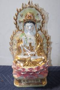 lot 1164 image: Gold and Porcelain Avalokiteshvara Guan Yin Statue