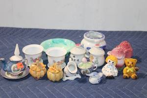 lot 1239 image: Collection of Vintage Ceramic Figurines and Containers