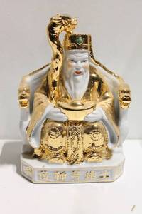 lot 664 image: Gold and White Porcelain Figurine Decoration