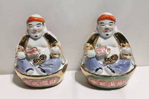 lot 969 image: Pair of Vintage Porcelain Figurines with Floral Details