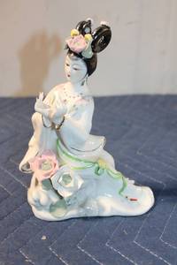 lot 1035 image: Vintage Porcelain Figurine of an Elegant Lady in Traditional Attire