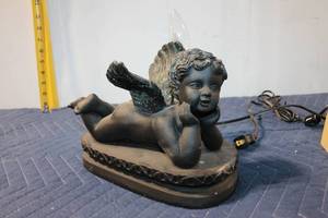 lot 1040 image: Ceramic Cherub Table Lamp with Glitter Wings