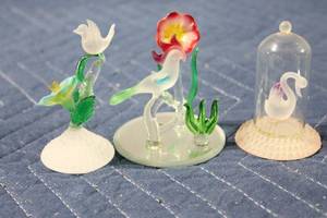 lot 1052 image: Set of 3 Glass Miniature Art Pieces with Floral and Bird Motifs