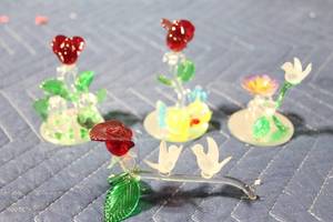 lot 1058 image: Set of 4 Handmade Glass Figurines with Floral Motifs