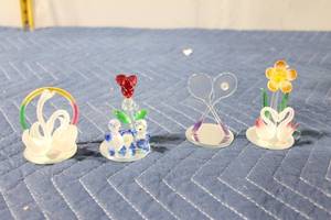 lot 1074 image: Set of 4 Elegant Glass Figurines with Swans and Flowers