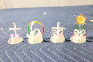 lot 1078 image: Set of 4 Glass Figurines with Religious and Floral Themes