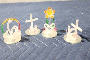 lot 1080 image: Set of 4 Glass Figurines Featuring Flowers, Swans, and Crosses