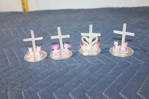 lot 1084 image: Set of 3 Glass Figurine Crosses with Animals