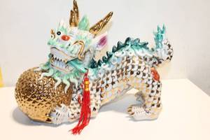 lot 1195 image: Decorative Porcelain Chinese Dragon Figurine with Gold Detailing