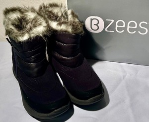 lot 256 image: Bzees Light Feels Right Winter Boots Size 8