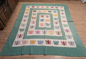 lot 303 image: Colorful Vintage Butterfly Quilt