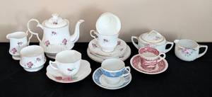 lot 304 image: Vintage Teacups and Teapot
