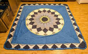 lot 313 image: Beautiful Blue Dahlia Pattern Quilt