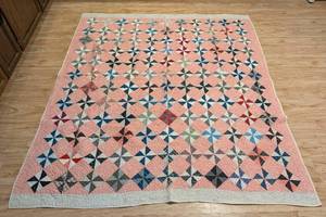 lot 322 image: Vintage Diamond Pattern Quilt