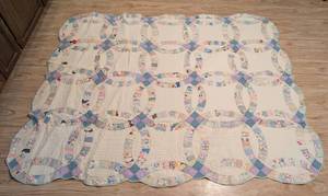 lot 323 image: Vintage Double Wedding Ring Quilt