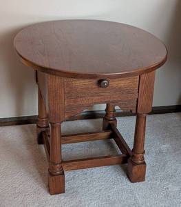lot 207 image: Wood Side Table by Broyhill