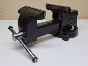 lot 41 image: Large Benchtop Vise
