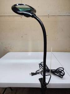 lot 6 image: Rockler Hands Free Magnifier with LED Lighting