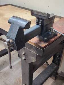 lot 418 image: Adjustable Height Welding Table with Vise