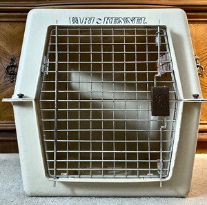 lot 350 image: Plastic Pet Crate