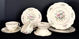 lot 330 image: Vintage 1940s Homer Laughlin Springtime Marigold Collection
