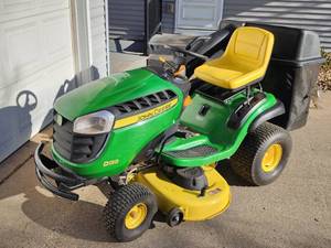 lot 1 image: John Deere Riding Lawnmower  John Deere Lawn Tractor with Bagger