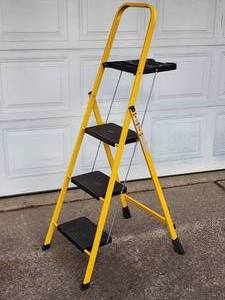 lot 429 image: 5 ft Yellow Step Ladder