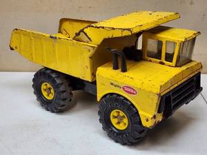 lot 371 image: Vintage Tonka Construction Dump Truck