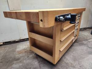 lot 401 image: Rolling Workstation with Under Mount Vise