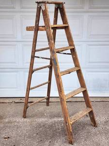 lot 462 image: 6 ft Wooden Ladder