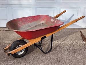 lot 451 image: Craftsman Metal Wheelbarrow