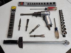 lot 478 image: Pnuematic Air Chisel Gun with Assorted Craftsman Tools