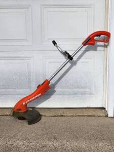 lot 480 image: Black & Decker Electric Grasshog Weed Trimmer