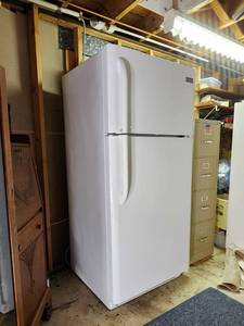 lot 300B image: Frigidaire Refrigerator Freezer