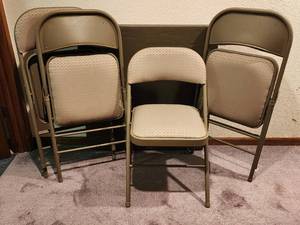 lot 226 image: Cushioned Set of Four Folding Chairs and Card Table